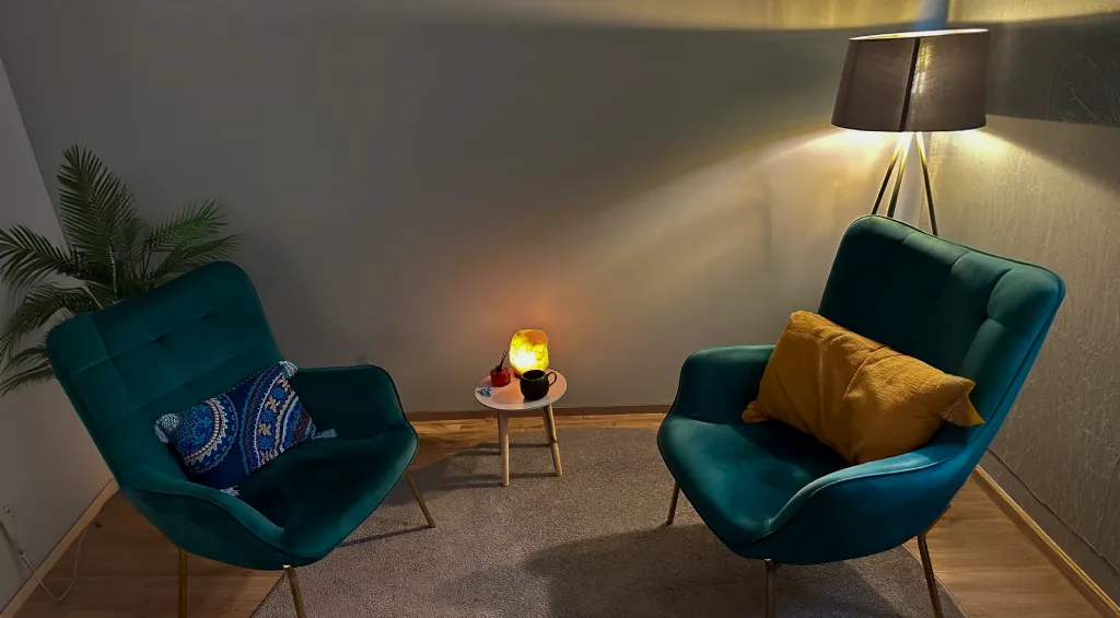 Lo studio: due poltrone verdi e luce calda